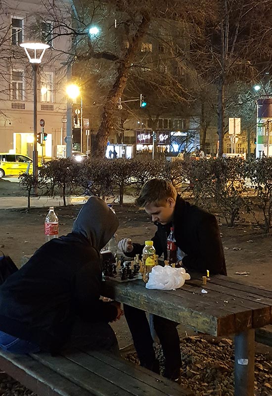 To unge sjakkspillere i Budapest