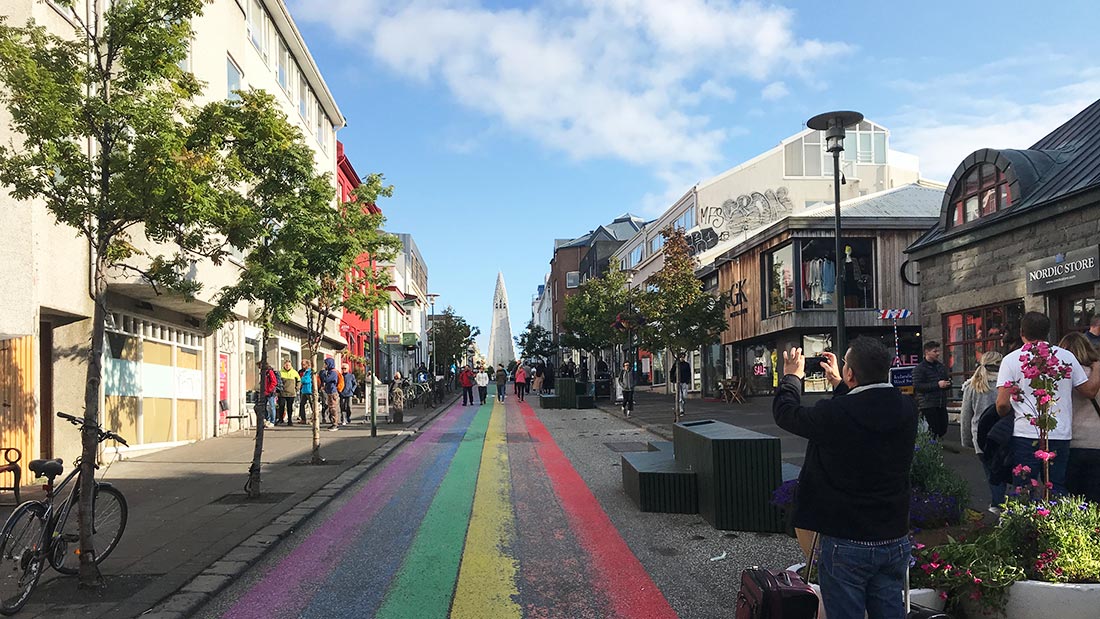 Mye symbolikk i denne "pride-gata" som leder rett mot kirken