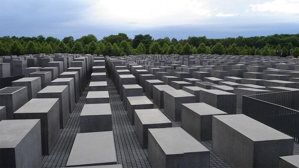 Holocaust Memorial med Tiergarten i bakgrunnen