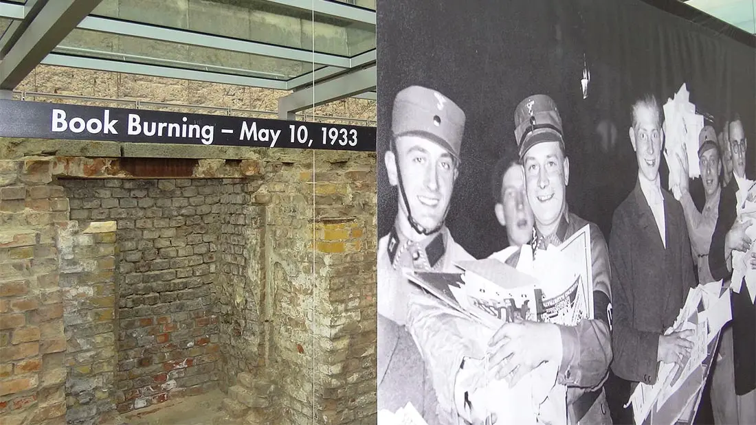 Bilde fra bokbrenningen i 1933, fra utendørsutstillingen ved Topography of Terror